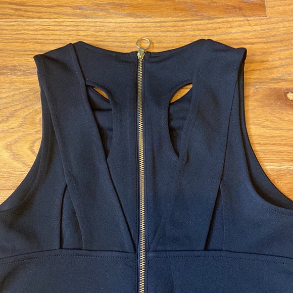 $7 CLEARANCE - Express XS Black Crop Top - Picture 6 of 9